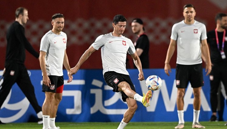 El polaco Robert Lewandowski luchará para seguir adentro del Mundial con su selección.