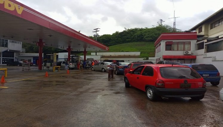 Aplican terminal de placa para echar gasolina en la región. 