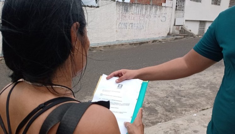 Cada día la madre de Esneider va a la morgue del Cementerio Central con una carpeta con documentos para reclamar a su hijo, sin tener éxito.