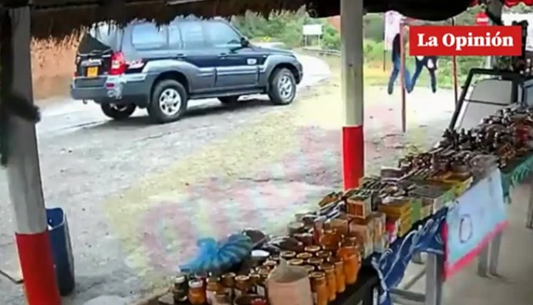 ¡Insólito! Camioneta rodó al abismo en el Cañón del Chicamocha./Foto: capture