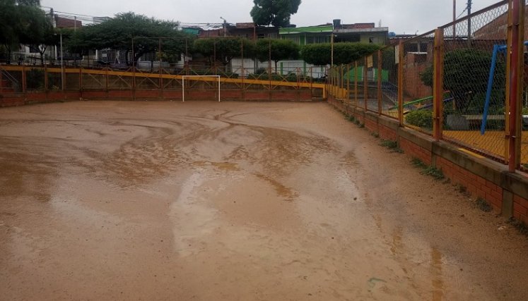 La cancha del barrio necesita apoyo. 
