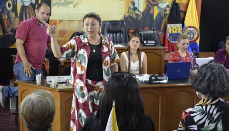 Hidela Benítez, secretaria de Gobierno de Cúcuta, exponiendo el contrato sobre la clinica veterinaria/Foto cortesía