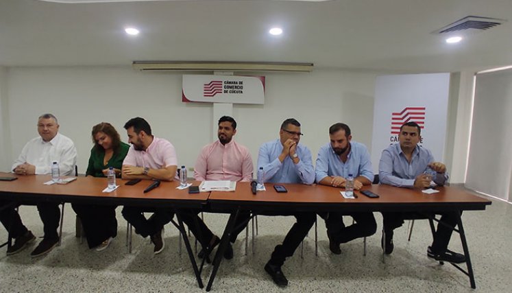 Rubén Bitar, Carmen Elisa Ortiz, Amilcar Mirep, Sergio Castillo, Víctor Méndez, Francisco Unda y José Luis Mora. / Foto La Opinión