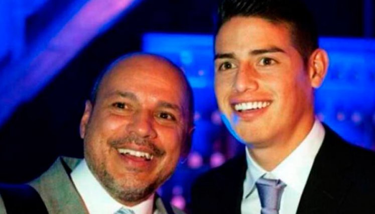 El volante colombiano James Rodríguez junto a Juan Carlos Restrepo. 