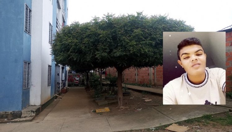 Esneider fue baleado cuando estaba sentado debajo de un árbol.