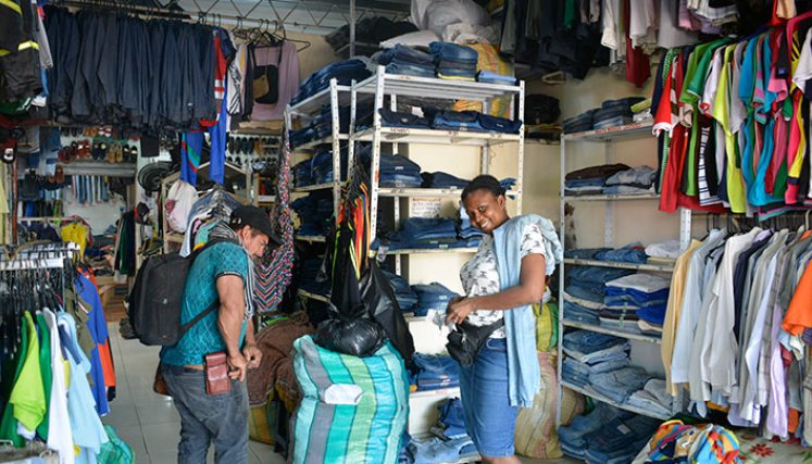 En los segundazos se consiguen pantalones desde $4.000 hasta $30.000 y  franelas desde $1.000 hasta $10.000./ Foto Leonardo Oliveros-La Opinión