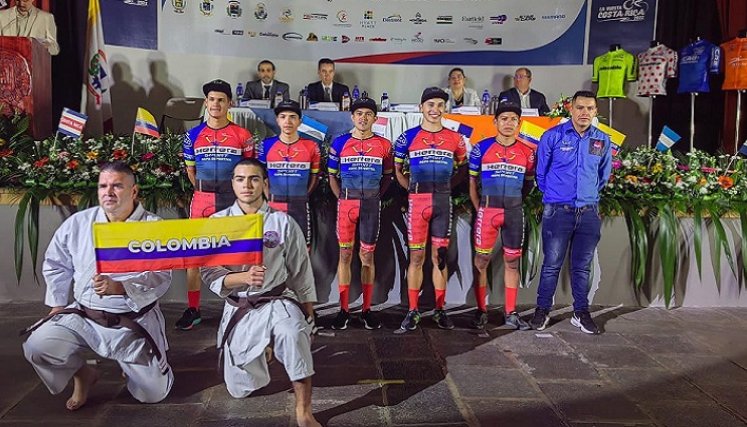 El ciclista Alcides Espinel (tercero de izquierda a derecha),  la cuota nortesantandereana en la Vuelta a Costa Rica.