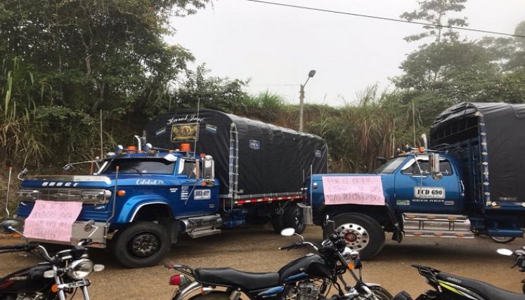 Los transportadores de la provincia de Ocaña adelantan una jornada de protesta en la carretera que conduce hacia la zona del Catatumbo para exigir celeridad en los trabajos.