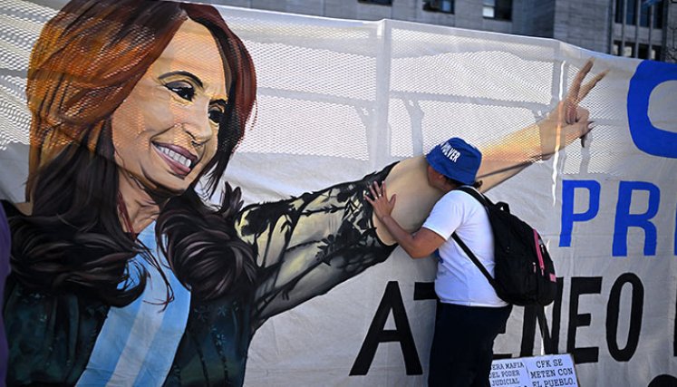 Vicepresidenta argentina Kirchner condenada a 6 años de prisión 