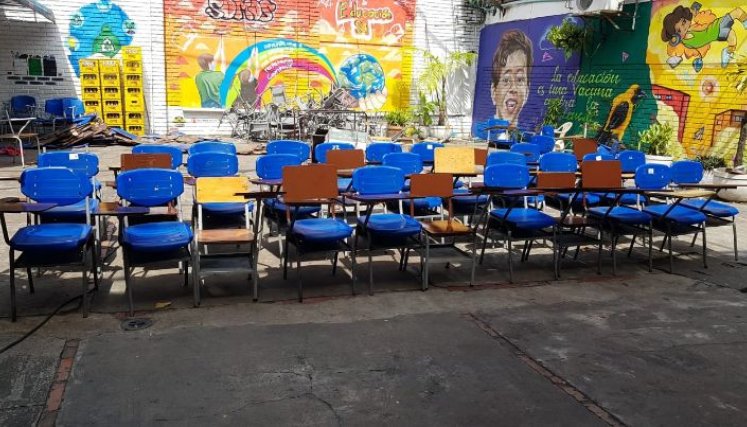 Pupitres que han sido adecuados con fondos recolectados por la institución educativa. / Foto: Cortesía / La Opinión 