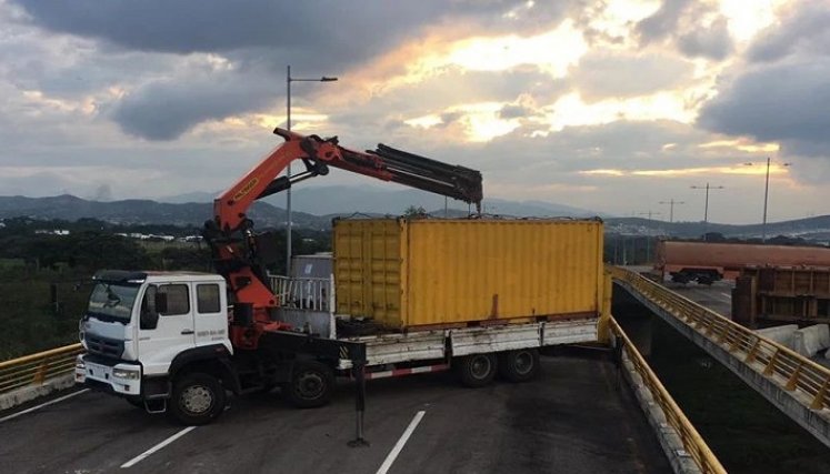 Los contenedores finalmente fueron retirados del Puente Tienditas. Fotos Cortesía / La Opinión