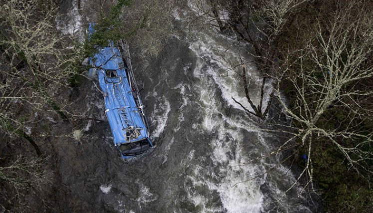 Cuatro muertos por la caída de un autobús en un río en España./Foto: AFP