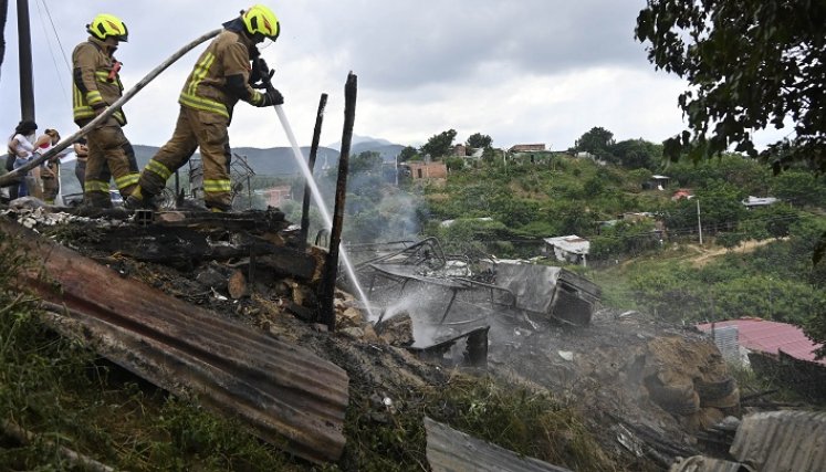 Incendio dejó en la calle a una  familia de escasos recursos