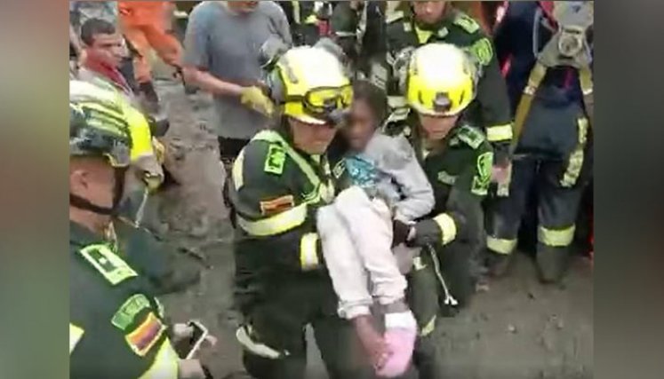 Rescatan niña que estaba aferrada al cadáver de su madre en tragedia en Risaralda./Foto: captura