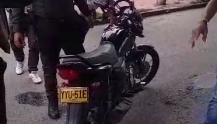 La moto que los ladrones dejaron en el sitio será analizada para encontrar huellas dactilares.