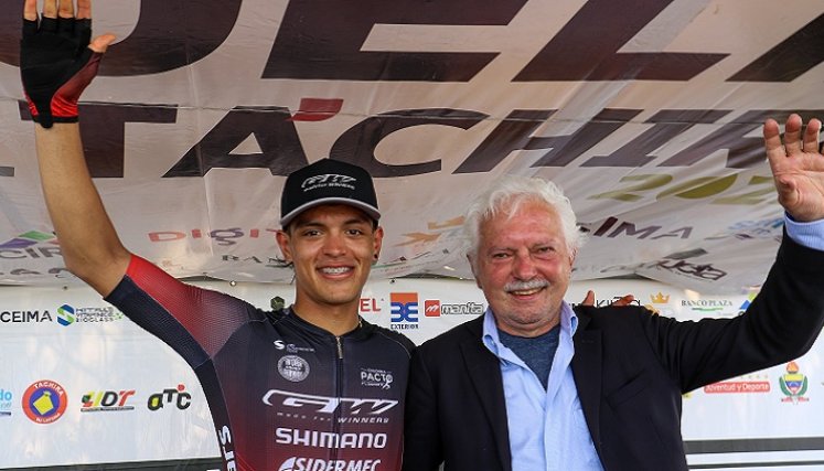 Jhonathan Guatibonsa, nuevo prospecto del ciclismo colombiano, acá junto a su entrenador, Gianni Savio.