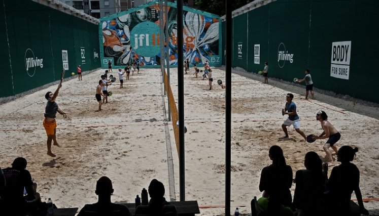  Una gran cantidad de practicantes tiene tenis playa en Brasil.