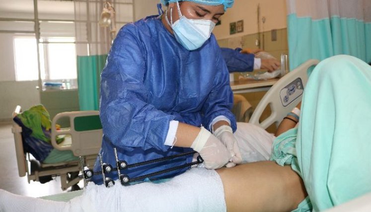 Por ahora, los procedimientos de curación se hacen solamente en pacientes hospitalizados, pero se preparan para ofrecer el servicio de forma ambulatoria. /Foto: Cortesía / La Opinión 