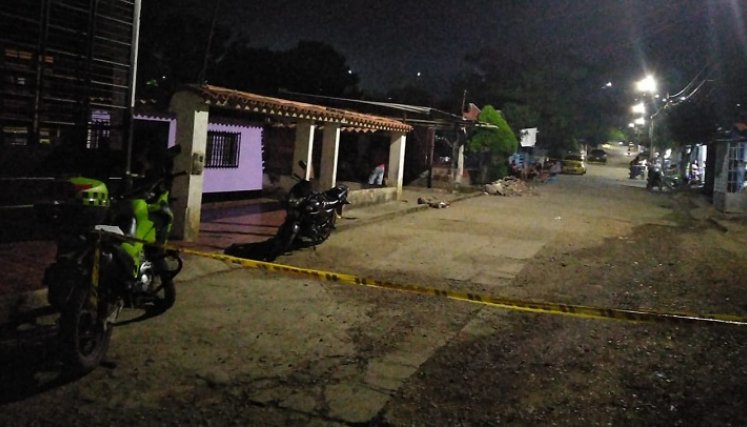 La pareja estaba esperando a que les trajeran una motocicleta. 