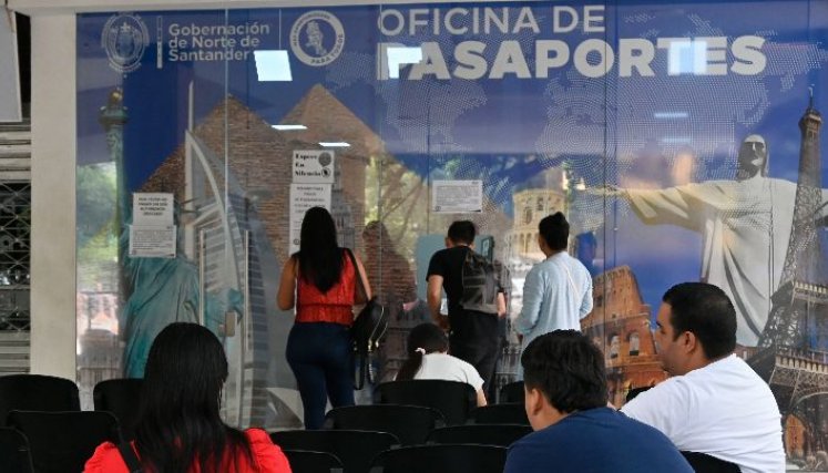 Muchas personas señalan que les sale más rápido y económico viajar hasta Bogotá para obtener el documento. / Foto: Jorge Gutiérrez / La Opinión 
