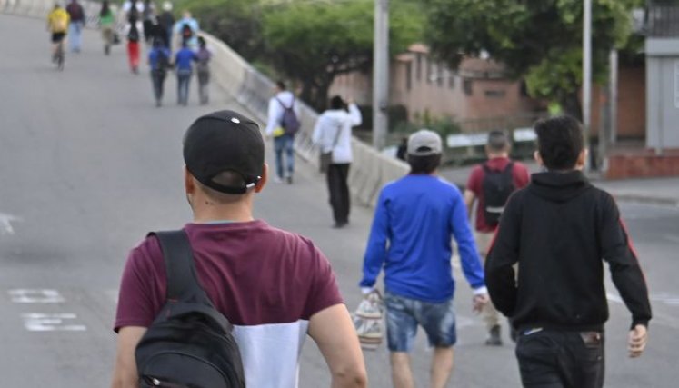 Al no contar con transporte público a los cucuteños les tocó hacer largas caminatas/Foto Jorge Gutíerrez/La Opinión