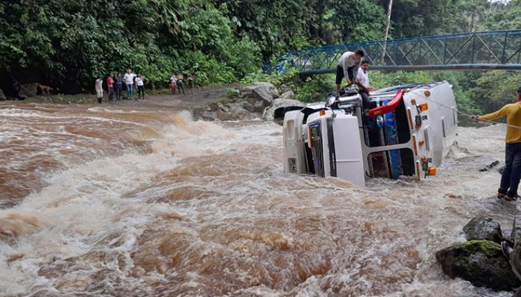 Bus arrastrado por las aguas en la zona del Catatumbo./Foto: cortesía