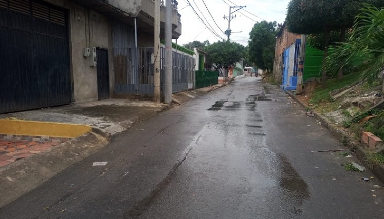 Hasta esta cuadra de Carora llegó la víctima, luego se desplomó.