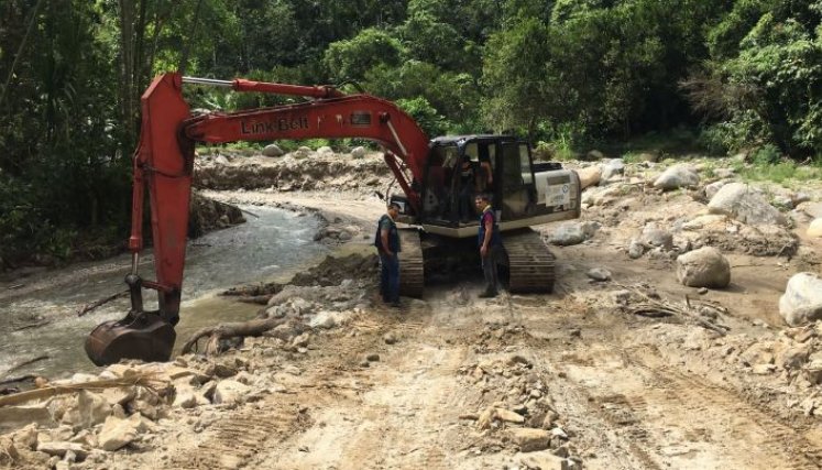Con maquinaria amarilla se adelantó el dragado del río Peralonso./Foto Cortesía/La Opinión