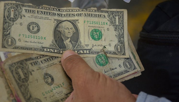 Cambistas informales se rebuscan en Cúcuta con los billetes rayados, sucios, manchados y rotos. / Foto Leonardo Favio Oliveros-La Opinión Cúcuta