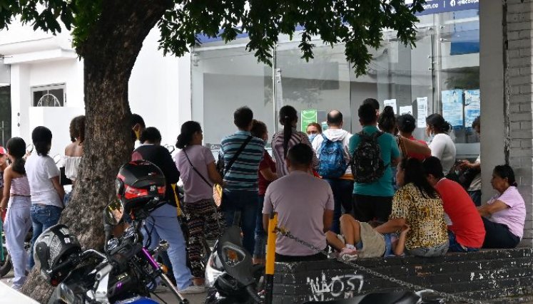 En algunas EPS los usuarios deben aguardar en la calle antes de ser atendidos./Foto Jorge Gutiérrez/La Opinión