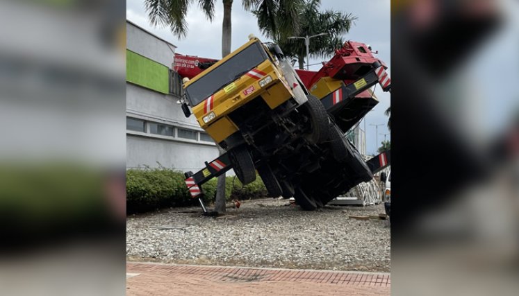 Grúa se volteó en el Centro Comercial Unicentro