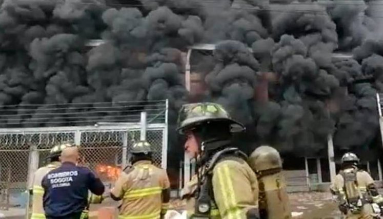 Impresionante incendio consume fábrica de colchones en la Calle 80 de Bogotá./Foto: cortesía