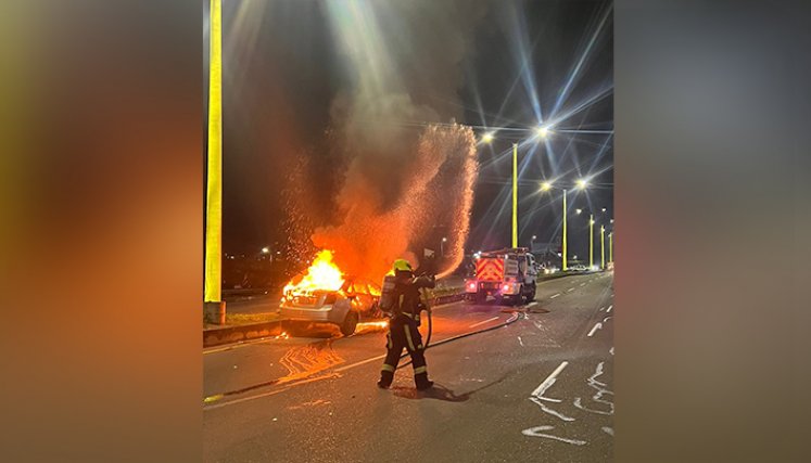 Carro en llamas causó pánico en la Autopista Internacional de Villa del Rosario./Foto: cortesía