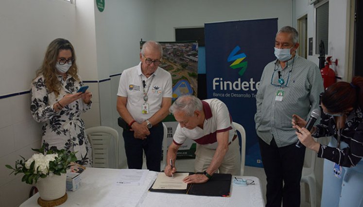 El presidente de Findeter, Ricardo Bonilla, junto al alcalde Jairo Yáñez, durante el acto de firma de convenios en el Policlínico de Atalaya./ Foto La Opinión