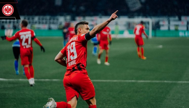 El delantero colombiano Rafael Santos Borré marcó el segundo tanto del Eintracht Frankfurt
