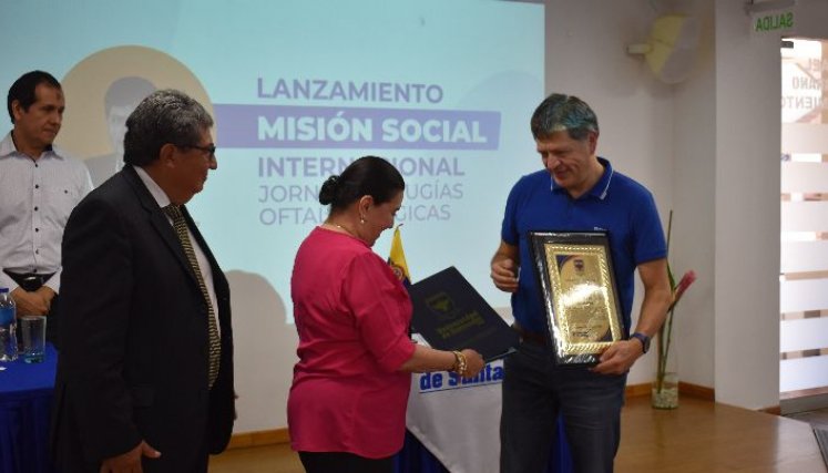 El doctor Saldana recibió varios reconocimientos por parte de la UDES por su labor en la región. / Foto: Cortesía