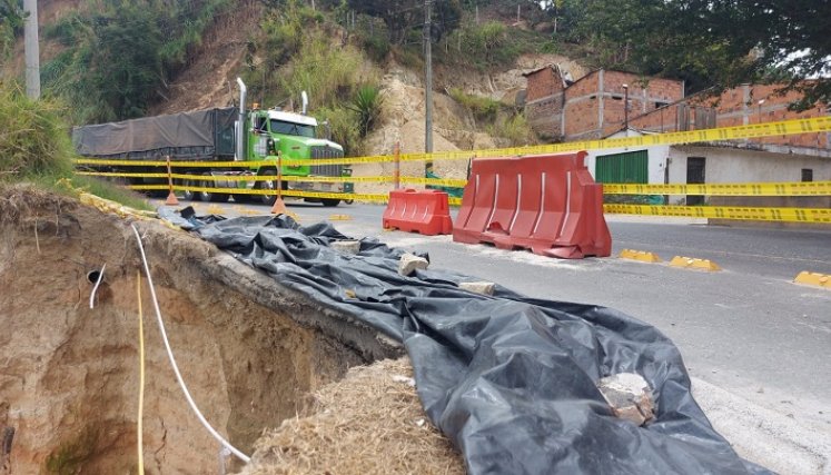 Aproximadamente 600 tractomulas pasan a diario por esta zona. / Foto: Javier Sarabia / La Opinión