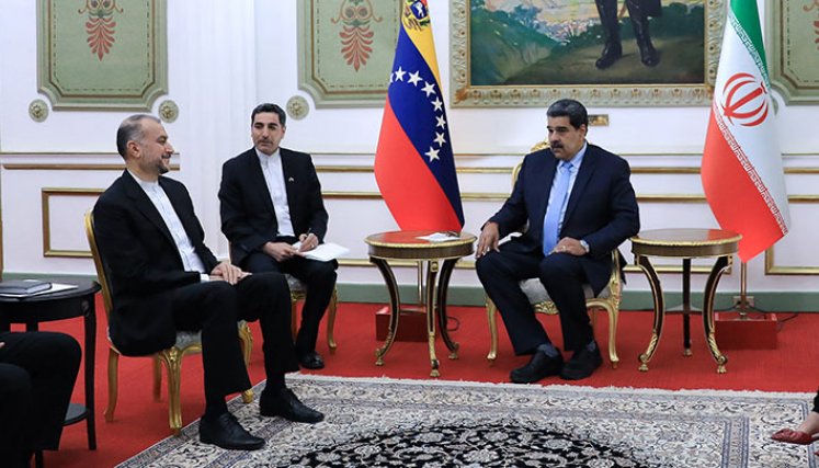 El Presidente Nicolás Maduro, y el canciller iiraní Ossein Amir-Abdollahian.