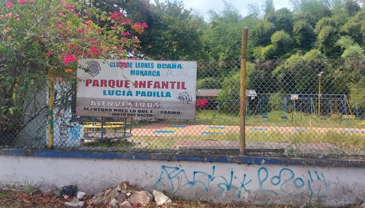 Atracciones mecánicas se oxidan ante la mirada indiferente del municipio. Piden la recuperación del espacio con urgencia. / Foto: Javier Sarabia / La Opinión