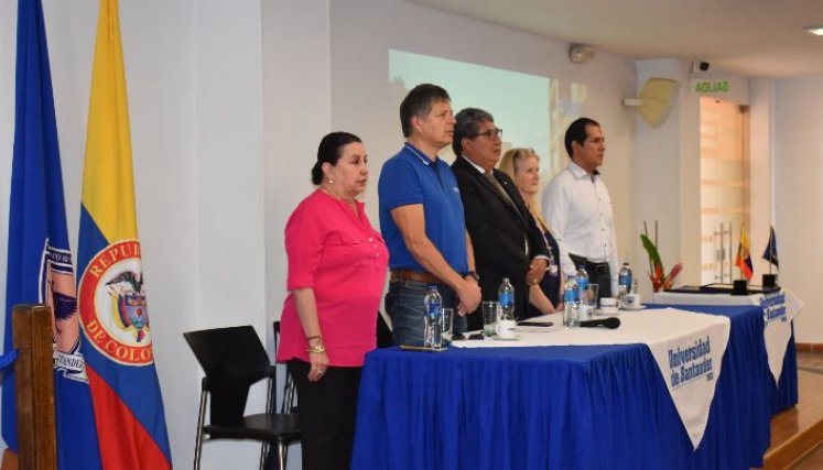 El doctor Saldana recibió varios reconocimientos por parte de la UDES por su labor en la región. / Foto: Cortesía