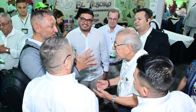 El alcalde Jairo Yéñez habla aquí con gerentes de las centrales mayoristas de Colombia/Foto cortesía