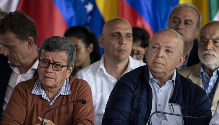 El comandante guerrillero del Eln, Pablo Beltrán (izquierda), y el miembro de la delegación del gobierno colombiano, Otty Patino (derecha)./Foto: AFP