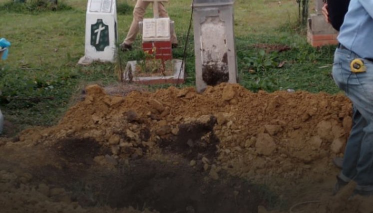 Polémica por atípico sepelio: hombre fue sepultado de pie en Santander