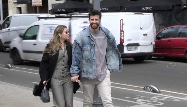 Clara Chía se estrella con una valla mientras camina con Piqué por Barcelona