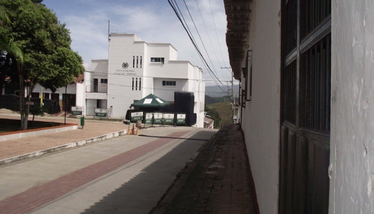 La Policía de Norte de Santander investiga si los encapuchados que protagonizaron, ayer en la mañana, un atraco a una cooperativa financiera de Teorama pertenecen a la disidencia de las Farc o al Eln.