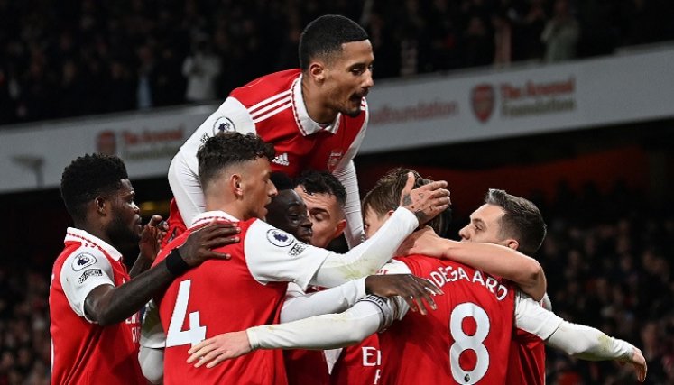 El líder Arsenal se puso al día en la Liga Premier.