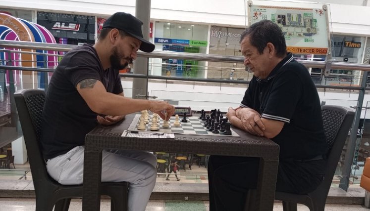 El maestro FIDE, el chitarero Jesus David Ojeda (izquierda) ganó el clasificatorio el Torneo Prejuegos Nacionales de Palmira, Valle.