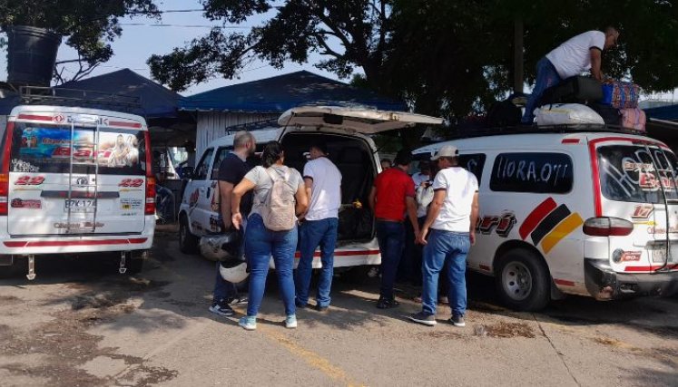 Las  busetas de Expreso Barí, que estaban ayer en la Terminal, ya están marcadas con letreros de ‘Hora cero’ y ‘No más piratas’. / Fotos: La Opinión 