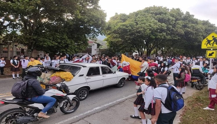 Estudiantes del Instituto Tecnológico Carlos Hernández Yaruro, adelantan una jornada de protesta por la fusión de cursos en la zona rural.