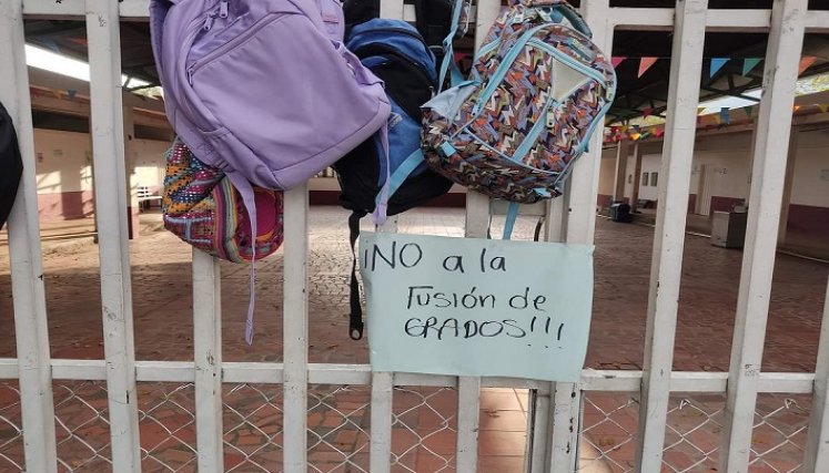 Estudiantes del Instituto Tecnológico Carlos Hernández Yaruro, adelantan una jornada de protesta por la fusión de cursos en la zona rural.